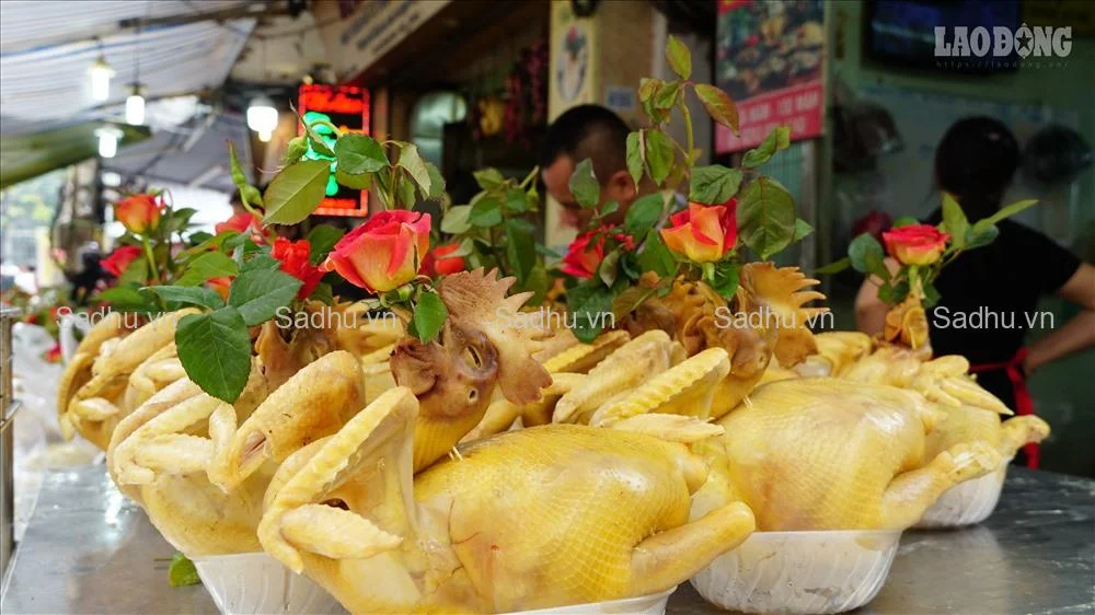 hinh-anh-ga-cung-canh-tien-ngam-hoa-dep_091350893-jpg