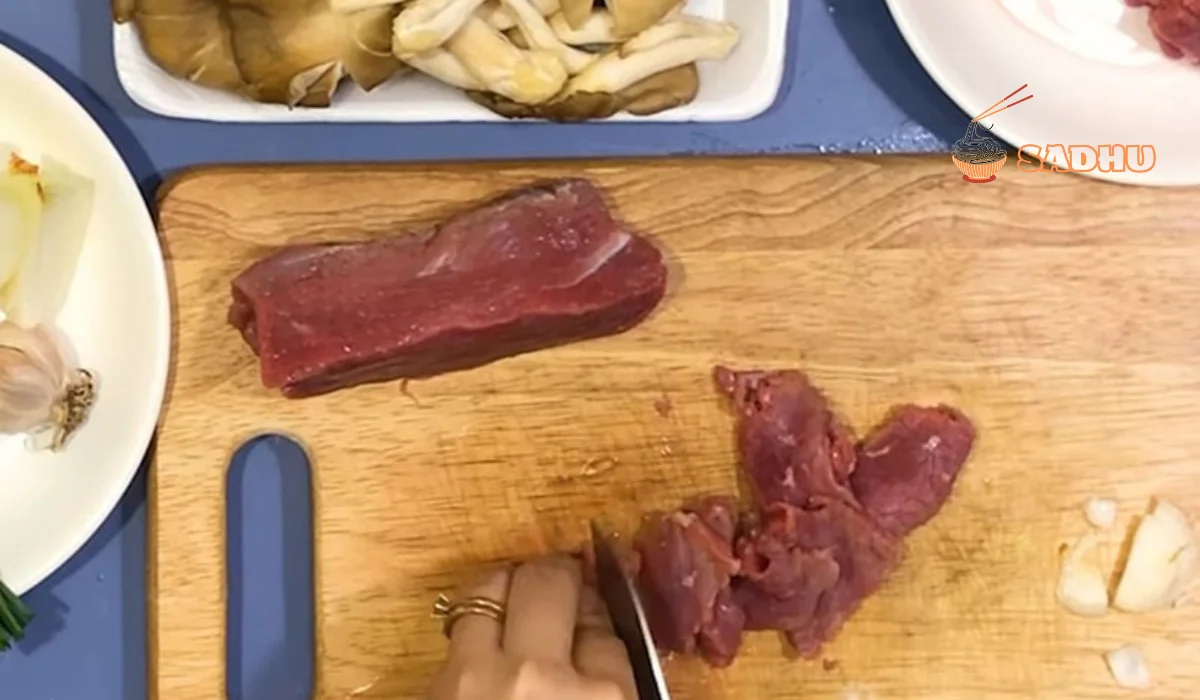 so-che-thit-bo-va-nam-png sơ chế thịt bò và nấm