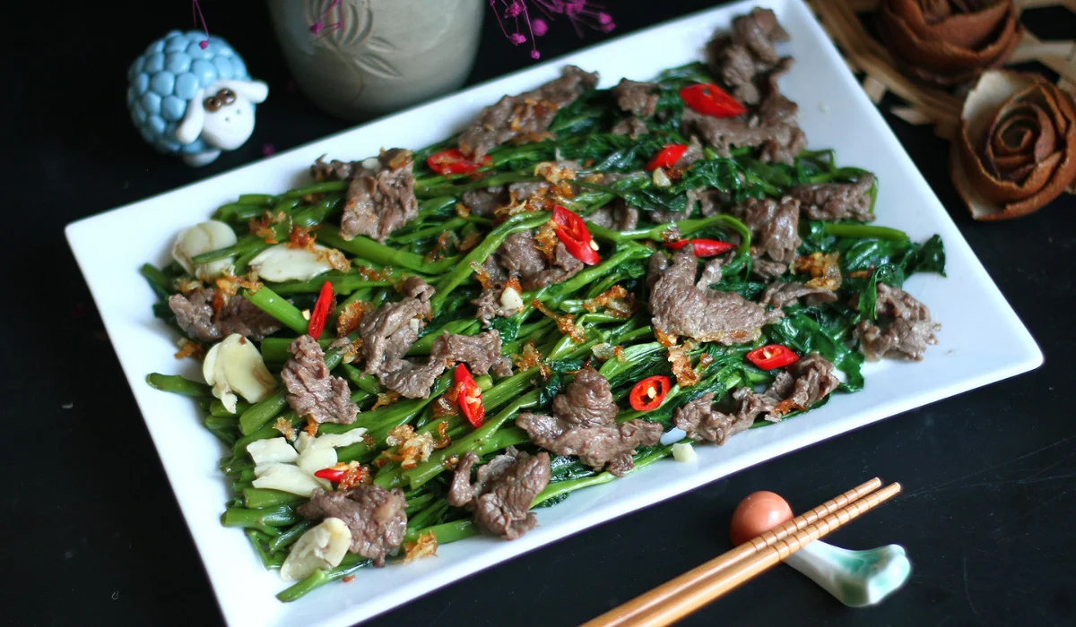 thit-bo-xao-rau-muong-png thit-bo-xao-rau-muong